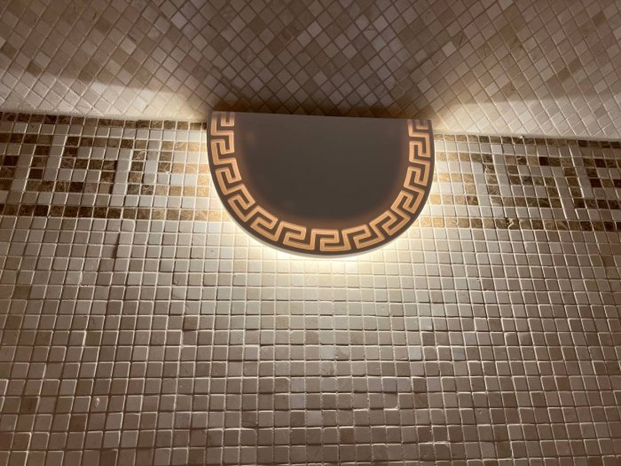 Светильник из акрилового камня в Versace spa