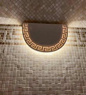 Светильник из акрилового камня в Versace spa