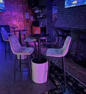 Барные столы в караоке-бар  Molly