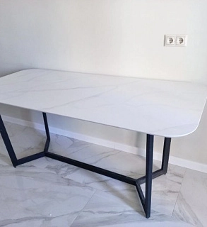 Стол из  кварцевого агломерата