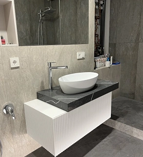 Подвесная тумба в ванную комнату 