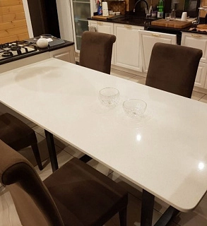 Кухонный стол из искусственного камня