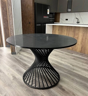 обеденный стол с металлическим подстольем 