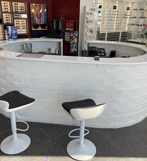 Ресепшн администратора салон оптики 