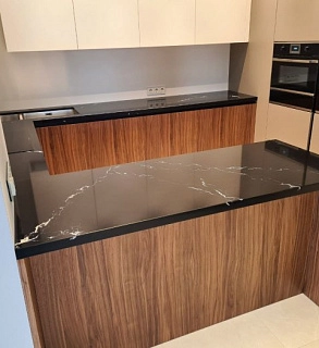 Столешница на кухню из кварцевого агломерата