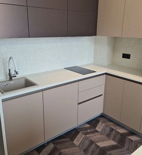 Столешница и стеновая панель из кварцевого агломерата