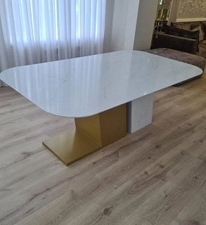 Обеденный стол из кварцевого агломерата