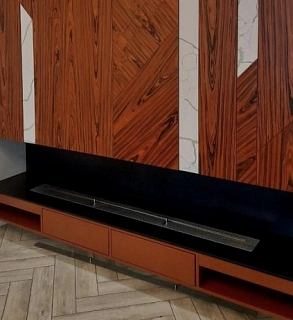 Камин с декоративными вставками кварцевого агломерата