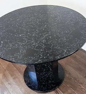 Стол выполнен  из искусственного камня